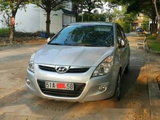 Hyundai i20  AT 2010 - Chính chủ bán Hyundai i20 AT đời 2010, màu bạc, giá tốt