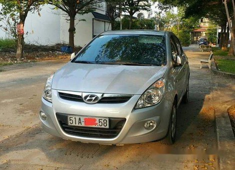 Hyundai i20  AT 2010 - Chính chủ bán Hyundai i20 AT đời 2010, màu bạc, giá tốt