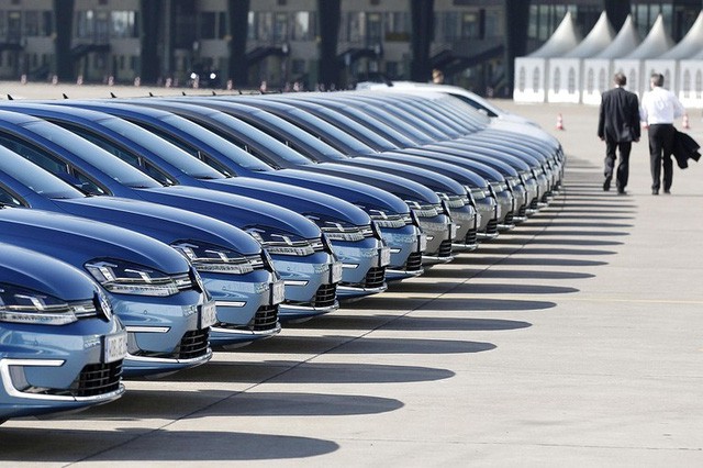 Bê bối gian lận khí thải, Volkswagen lần đầu sụt giảm doanh số 1