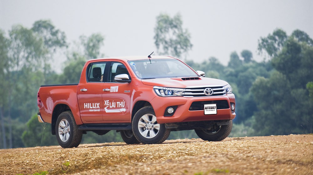 Mua Toyota Hilux 2015, miễn phí 1 năm bảo hiểm  1