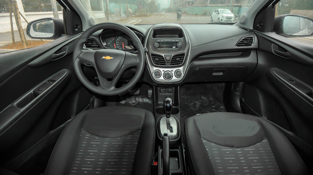 Nội thất của Chevrolet Spark Van 2016 khá đơn giản1