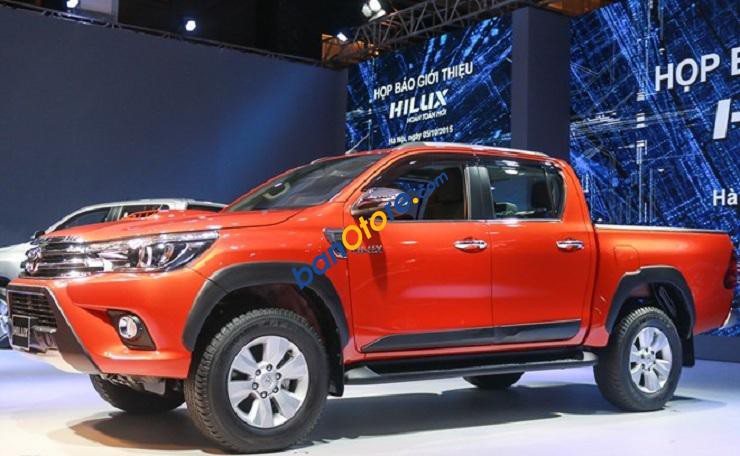 Bán Toyota Hilux 2.4E AT model 2017, nhập khẩu chính hãng, giá tốt nhất, vay 85% giá trị xe, giao xe ngay