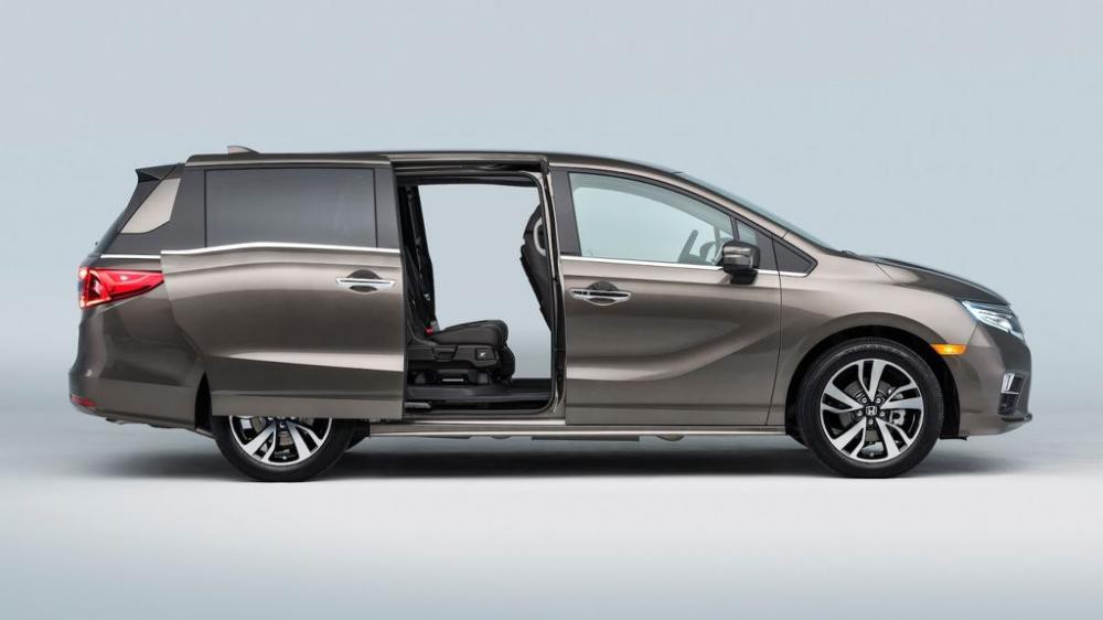 Honda Odyssey 2018 được thiết kế cửa trượt bên hông tiện dụng.