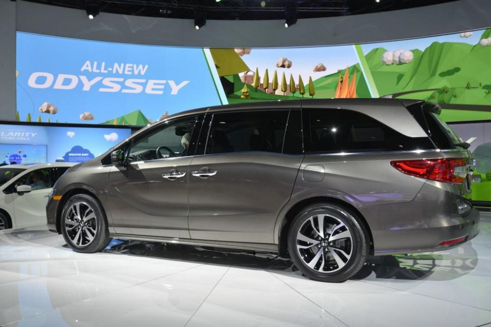 Đuôi xe Honda Odyssey 2018 có cụm đèn hậu dạng LED kiểu chữ C độc đáo.