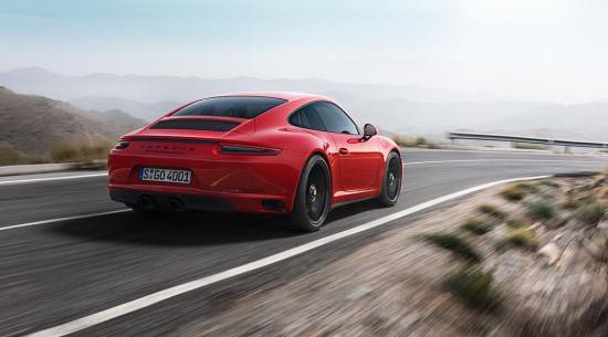 Porsche 911 GTS 2017 có la-găng tản nhiệt và viền ống xả màu đen bóng.