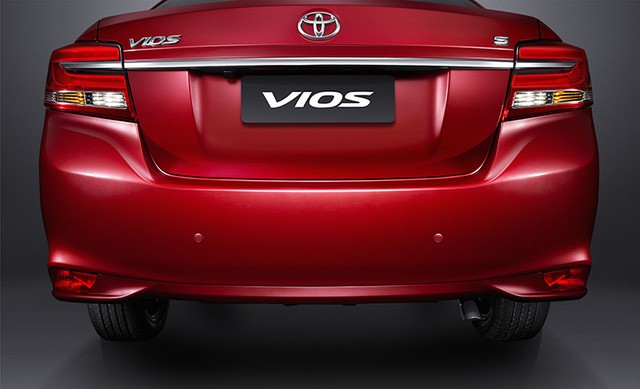 Đuôi xe Toyota Vios 2017 có cụm đèn hậu dạng LED có thiết kế bên trong thay đổi.