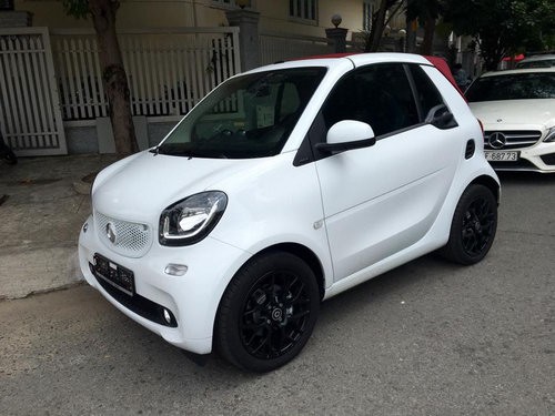 Xe nhỏ Smart ForTwo Cabrio có giá hơn 1 tỷ đồng.