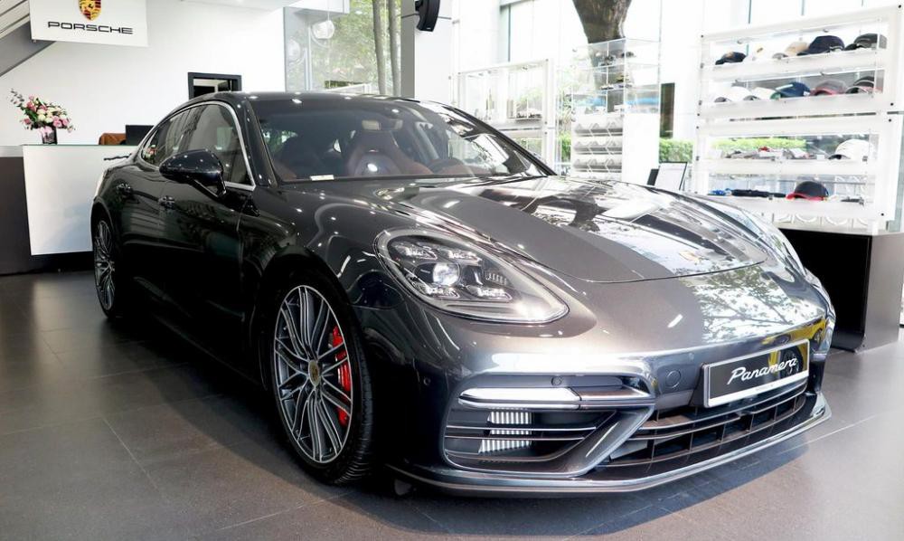 Porsche Panamera Turbo 2017 tại Việt Nam vừa xuất hiện tại một showroom của Porsche.