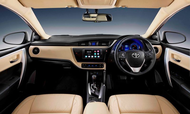 Không gian nội thất của Toyota Corolla Altis 2017 được nâng cấp đáng kể.