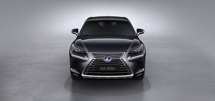 Phần đầu xe Lexus NX 300h có phần khác Lexus NX 300 F Sport.