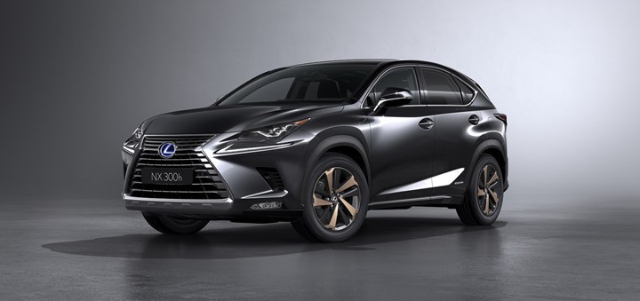 Những hốc hút gió của Lexus NX cũng được thiết kế mới theo hướng lớn hơn.