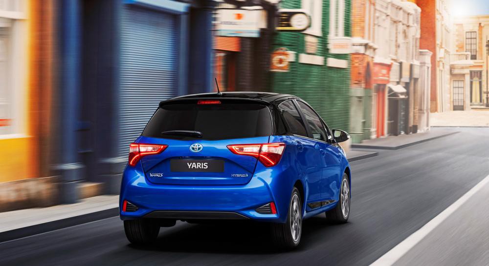 Cụm đèn hậu của Toyota Yaris 2018 thay đổi về thiết kế.