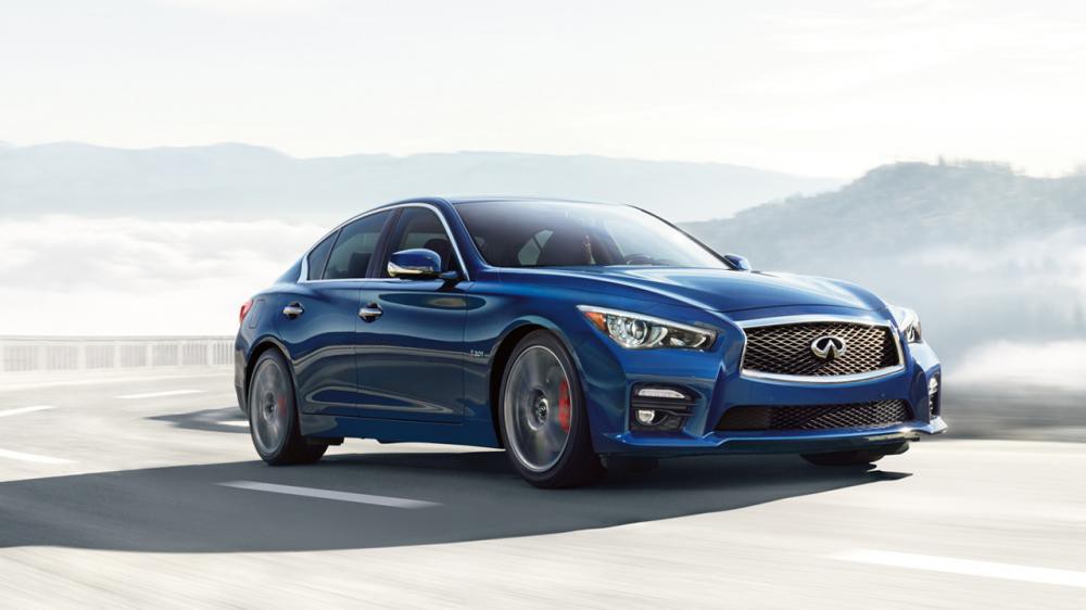 Infiniti Q50 sở hữu những đường nét góc cạnh, cá tính.