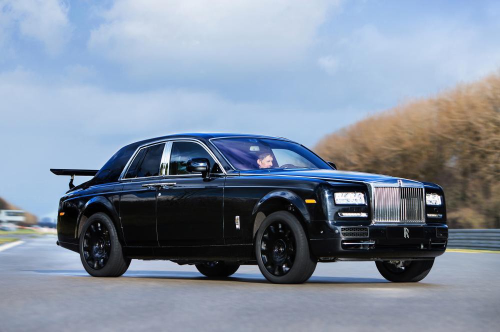 Rolls-Royce đưa Bentley Bentayga làm nền cho mẫu SUV mới.