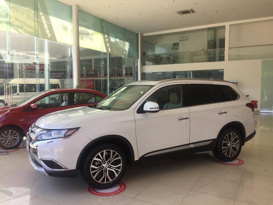 Bán ô tô Mitsubishi Outlander 2018, màu trắng, kinh doanh tốt, liên hệ ngay 0905910199 gặp Phú