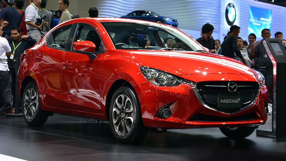 Mazda 2 mang đậm phong cách thể thao với cách phối màu đen-đỏ cá tính