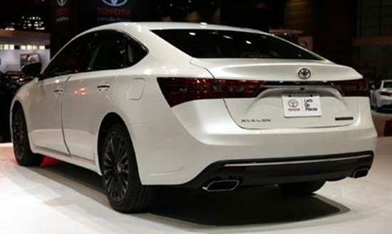 Đuôi xe quyến rũ và cuốn hút Toyota Avalon 2018