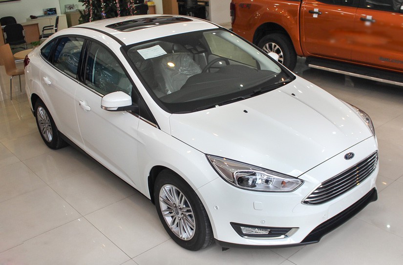 Xe Ford Focus màu trắng sang trọng, tinh tế