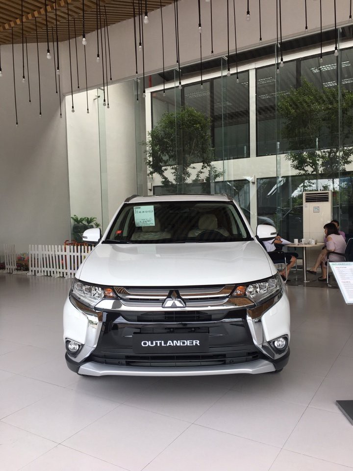 Bán xe Mitsubishi Outlander 2.4 CVT 2018, màu trắng có bán trả góp liên hệ 0906.884.030