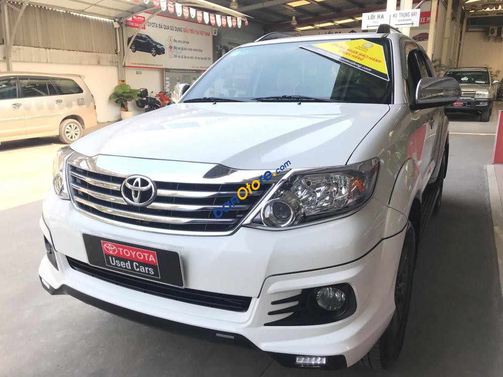 Cần bán xe Toyota Fortuner TRD V 4X2 năm sản xuất 2015, màu trắng, hỗ trợ giá tốt