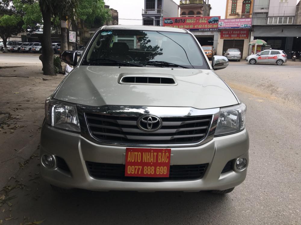 Bán ô tô Toyota Hilux đời 2013, màu bạc, nhập khẩu Thái Lan, số sàn