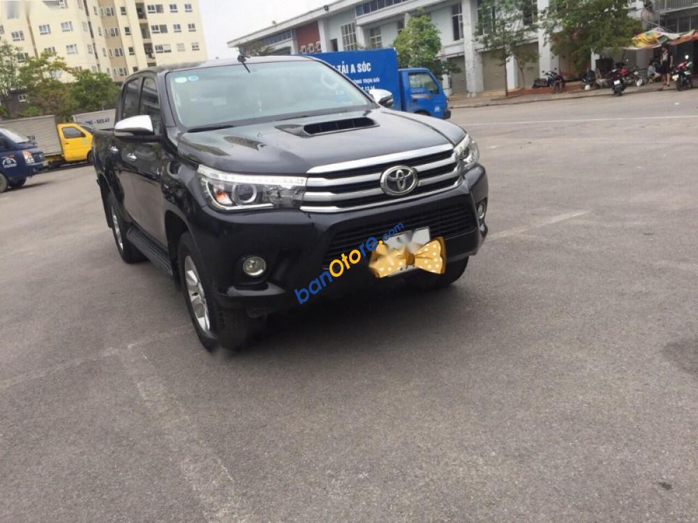 Cần bán lại xe Toyota Hilux 3.0G 4x4 AT đời 2015, màu đen, nhập khẩu số tự động, giá chỉ 695 triệu