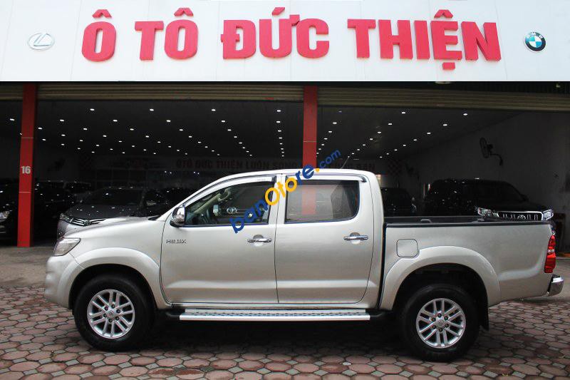 Cần bán Toyota Hilux E năm 2014, màu bạc, nhập khẩu nguyên chiếc