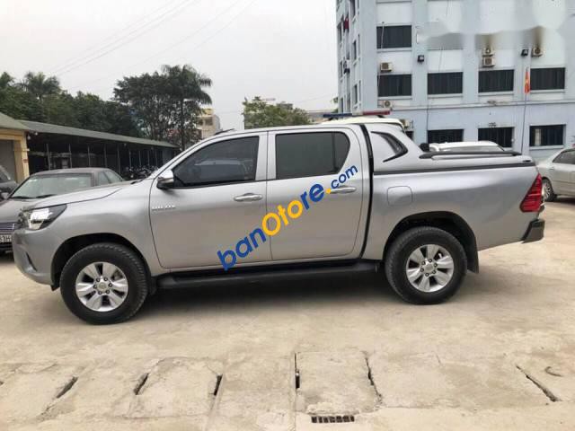 Cần bán xe Toyota Hilux E 4x2 2.4 năm sản xuất 2017, màu bạc chính chủ