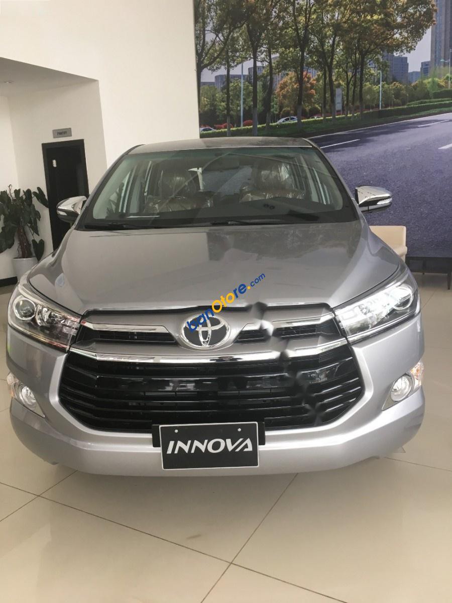 Bán Toyota Innova 2.0E sản xuất 2018, màu bạc, giá tốt