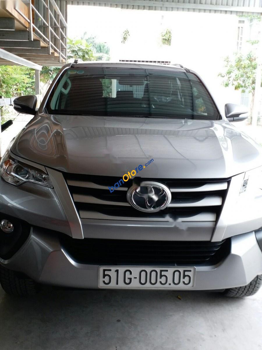 Cần bán Toyota Fortuner 2017, màu bạc