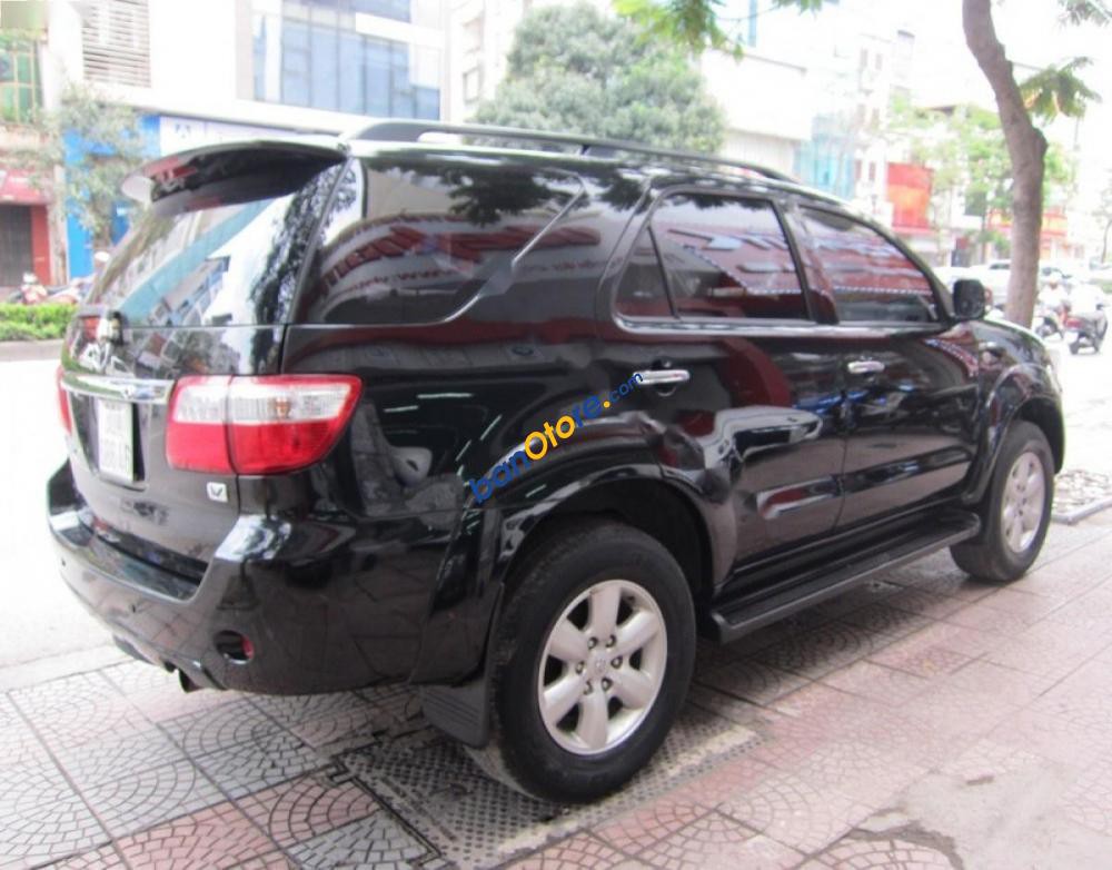Cần bán gấp Toyota Fortuner 2.7V đời 2011, màu đen xe gia đình