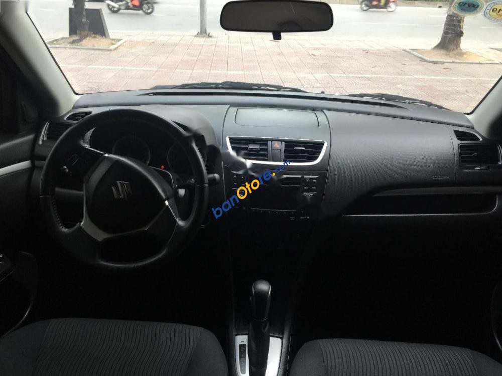 Cần bán xe Suzuki Swift đời 2013, màu trắng đen, nhập