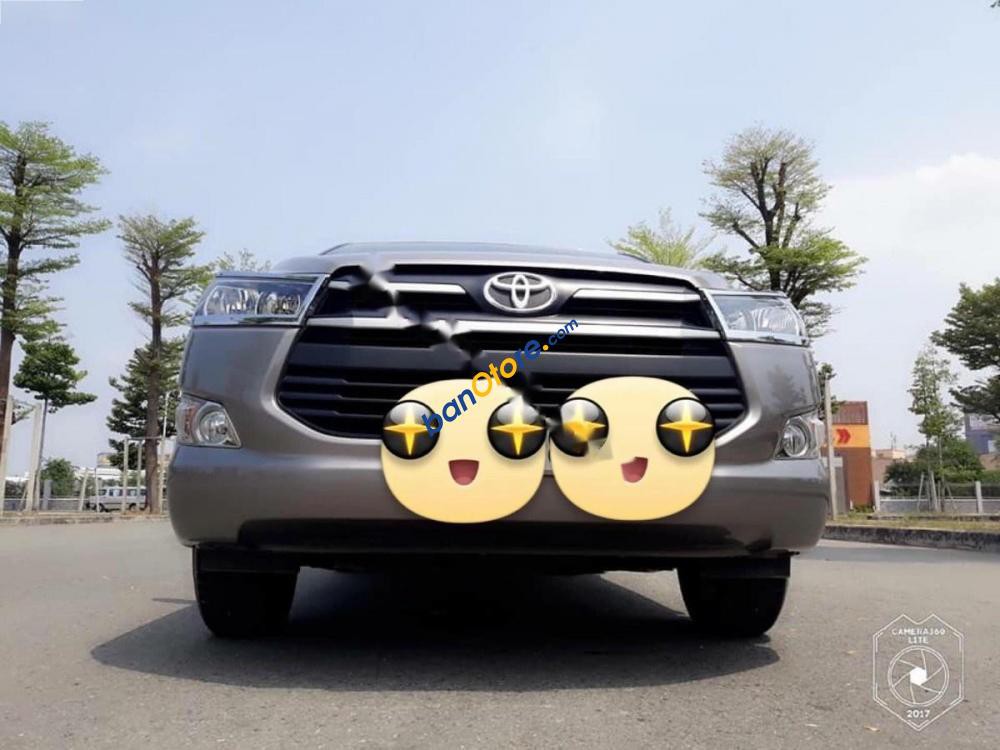 Cần bán lại xe Toyota Innova 2.0E sản xuất năm 2017, màu xám