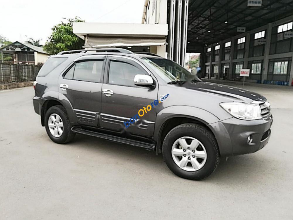 Bán Toyota Fortuner năm 2009, màu xám