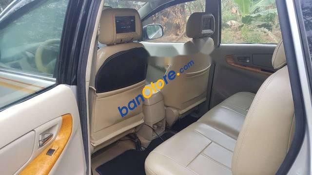 Bán Toyota Innova 2.0G sản xuất năm 2010, màu bạc xe gia đình, 388tr