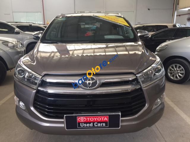 Cần bán xe Toyota Innova 2.0V 2017, màu đồng