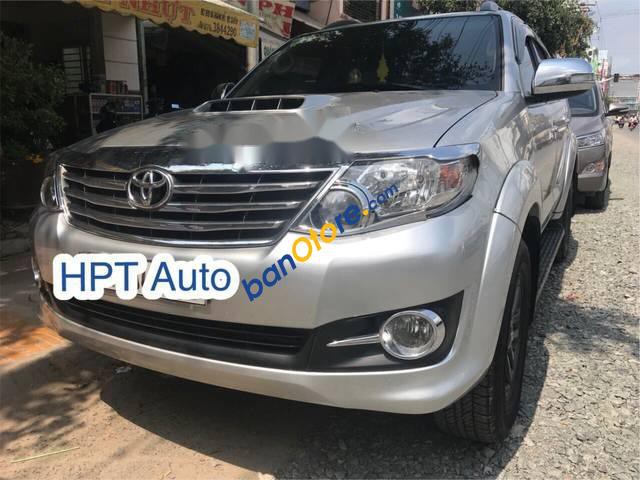 Bán xe Toyota Fortuner 2015, màu bạc còn mới