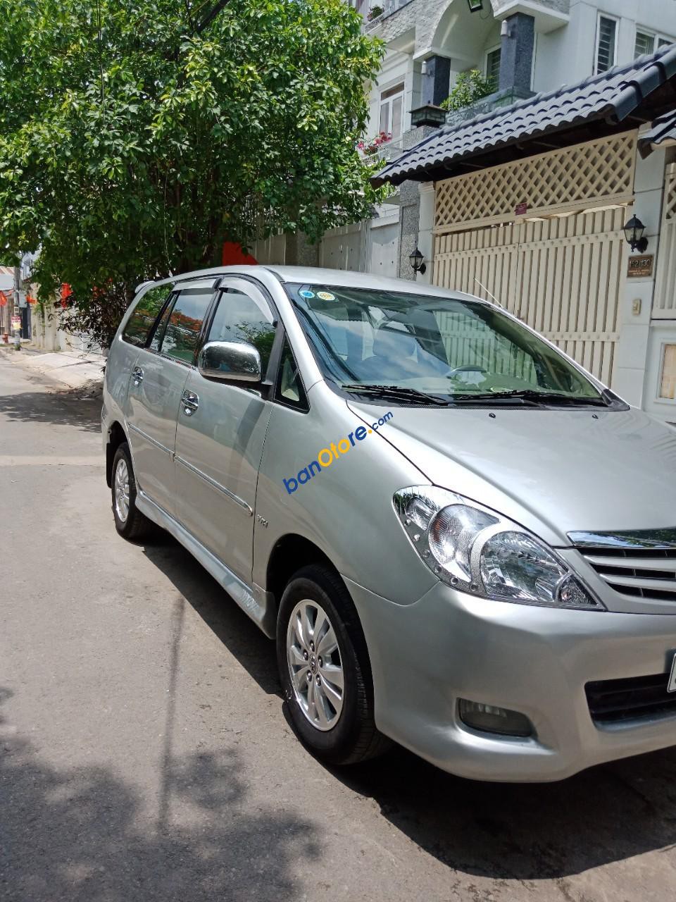 Tôi muốn bán Toyota Innova 2011 G số sàn, xe nhà đi còn mới