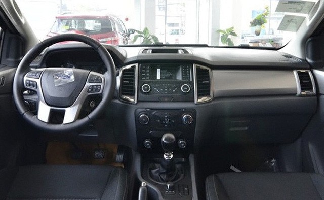 Nội thất xe Ford Everest Ambiente 3