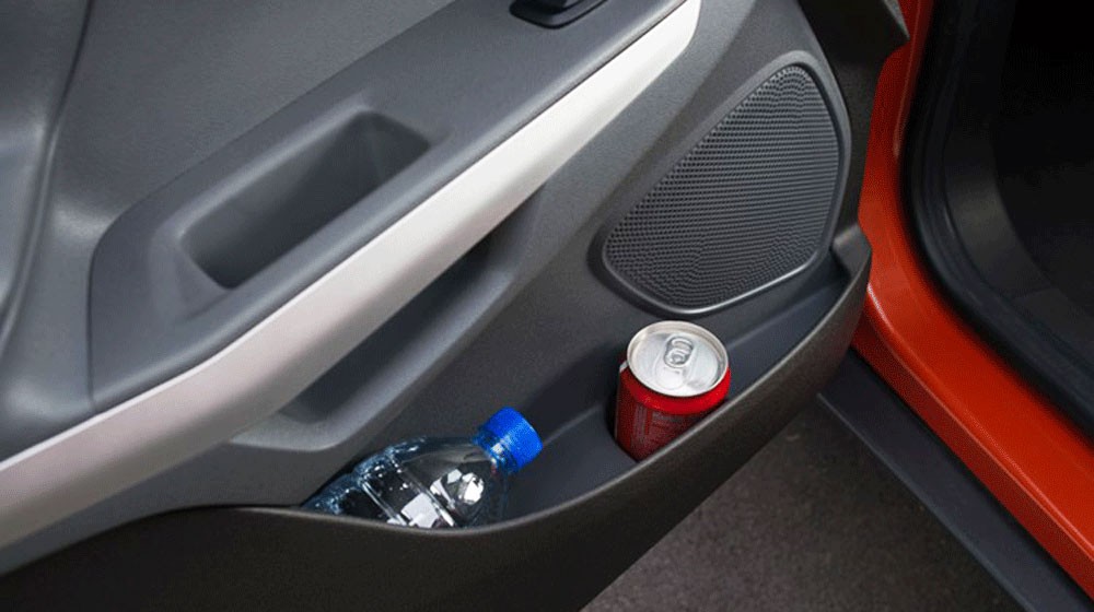 Nguy hiểm khi để chai nhựa, nước có ga trong xe ô tô dưới trời nắng