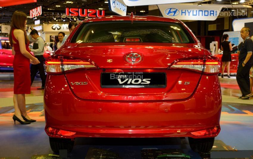 Đánh giá xe Toyota Vios 2018 về thiết kế đuôi xe a4