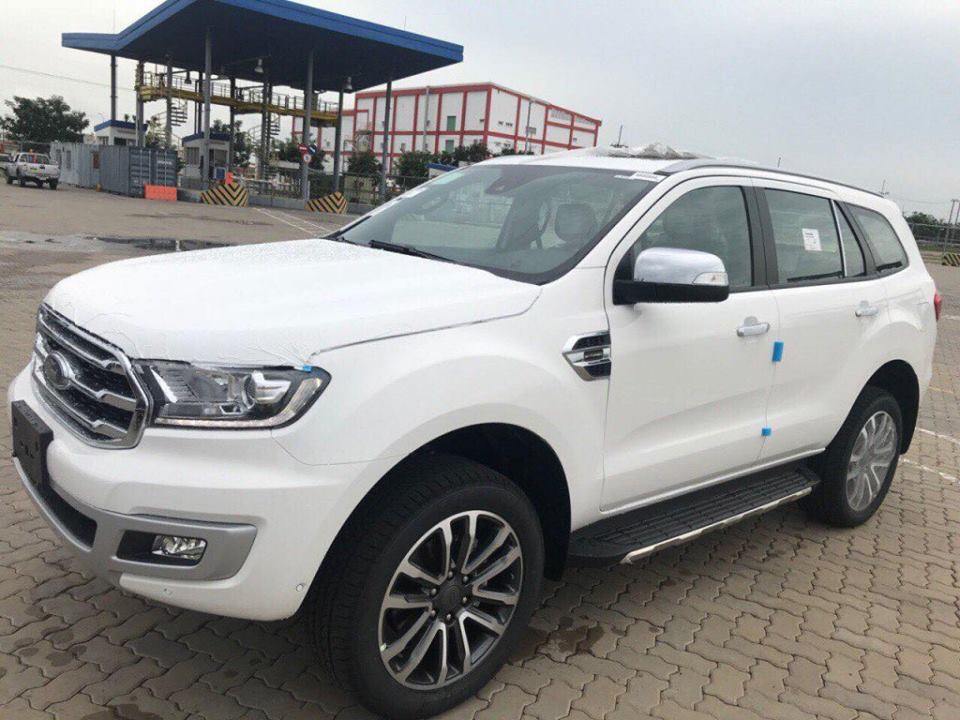 Ford Everest cập cảng Việt Nam 3