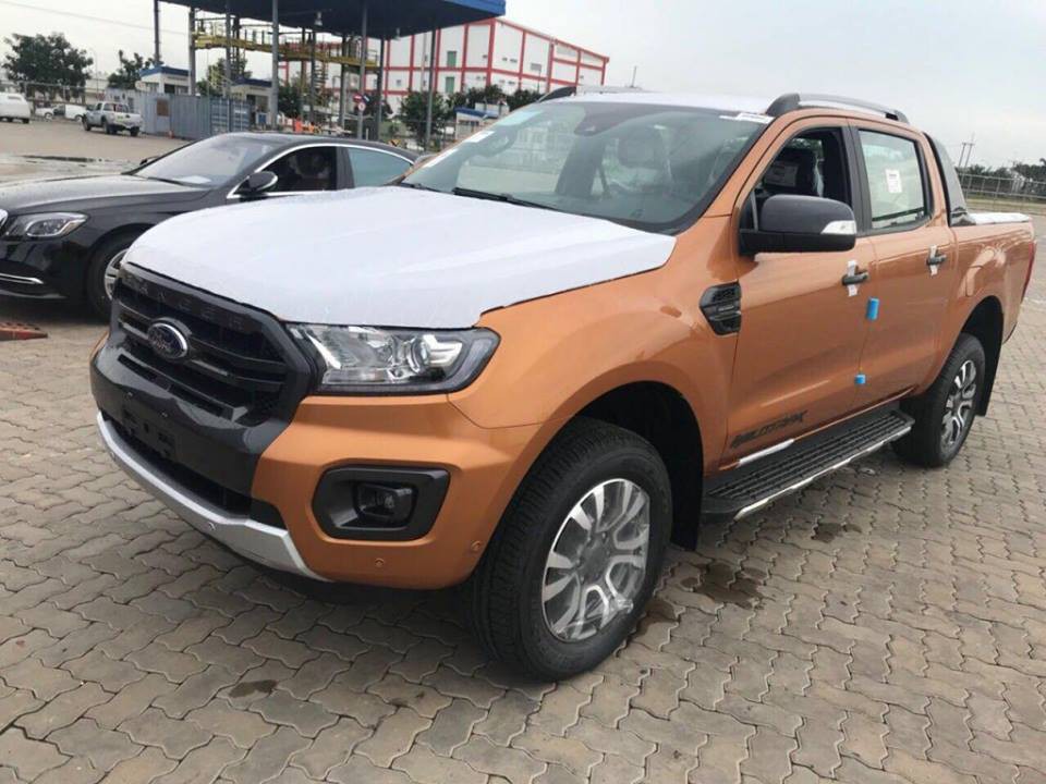 Ford Ranger cập cảng Việt Nam 2