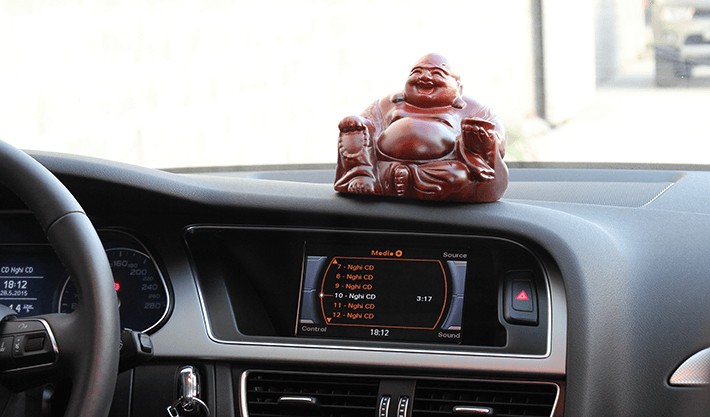 Tượng Phật trang trí trên ô tô 5