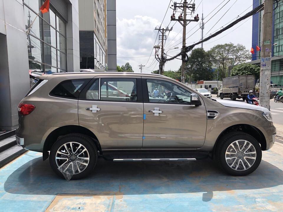 Thân xe Ford Everest 2018 3