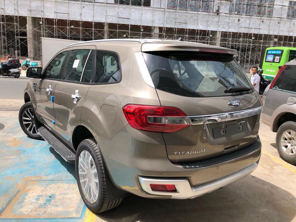 Đuôi xe Ford Everest 2018 4