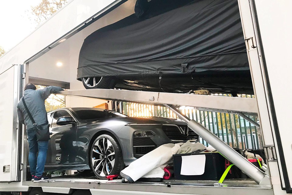 Cận cảnh hai mẫu xe VinFast di chuyển đến Paris Motor Show 2018 1