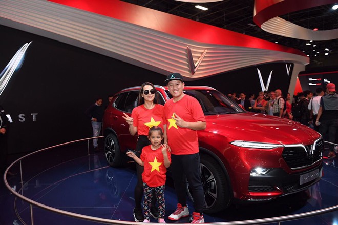 Kiều bào từ châu Âu đổ về Paris Motor Show 2018 để “sờ tận tay” xe VinFast 1