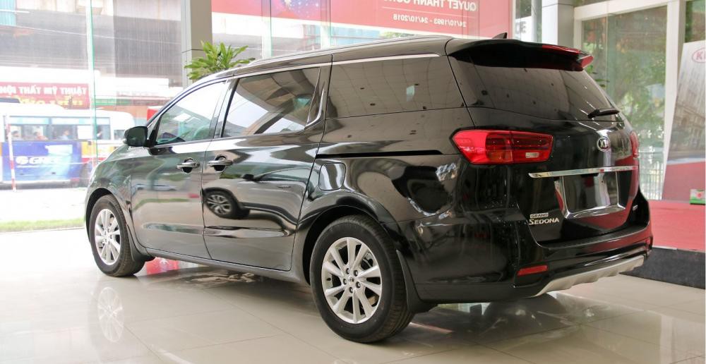 Đuôi xe Kia Sedona facelift 2018 3