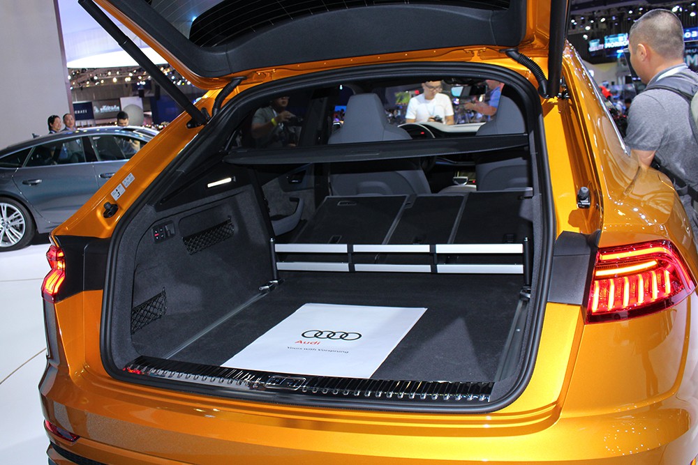 Khoang hành lý Audi Q8